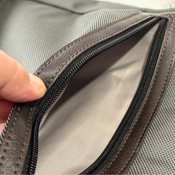 Derek Alexander Unisex Crossbody Tech Bag - Picture 6 of 11